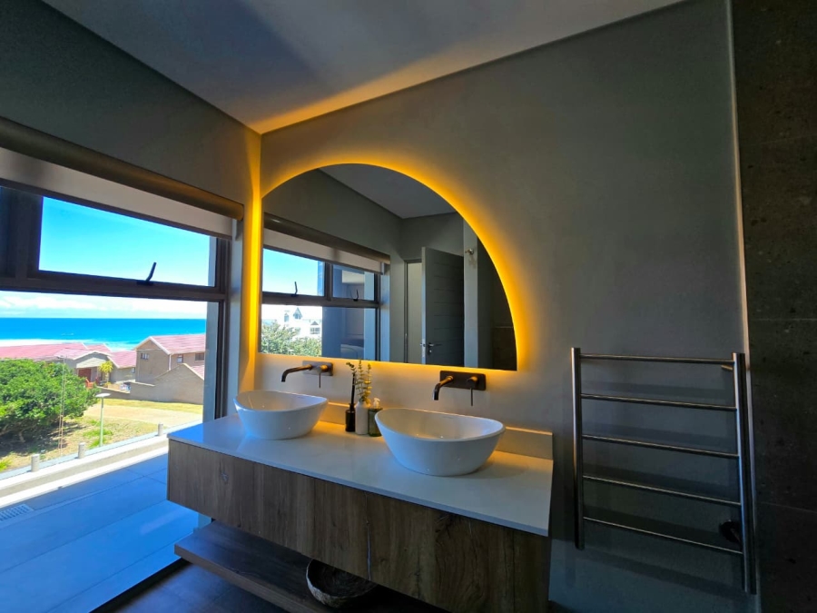 4 Bedroom Property for Sale in Outeniqua Strand Western Cape